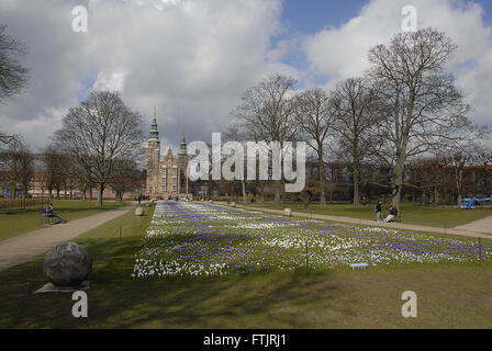 Copenhagen, Danimarca. 29 marzo, 2016. Molla in Danimarca Crocus fiori (krokus blomster)Crucus fiori nel giardino dei Re (kongenshave) farview rosenborg slot il castello di Rosenborg. Credito: Francesco Dean/Alamy Live News Foto Stock