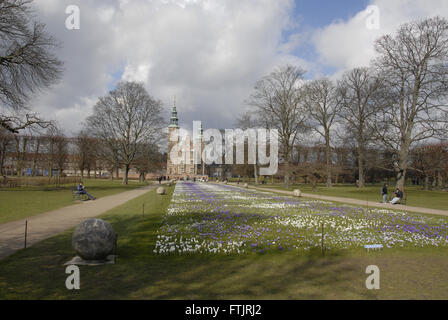 Copenhagen, Danimarca. 29 marzo, 2016. Molla in Danimarca Crocus fiori (krokus blomster)Crucus fiori nel giardino dei Re (kongenshave) farview rosenborg slot il castello di Rosenborg. Credito: Francesco Dean/Alamy Live News Foto Stock