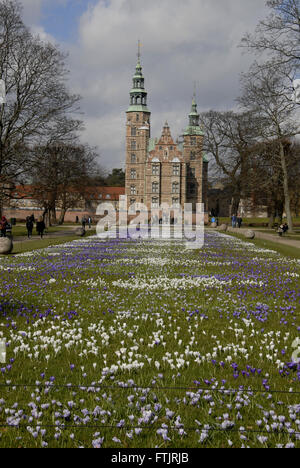 Copenhagen, Danimarca. 29 marzo, 2016. Molla in Danimarca Crocus fiori (krokus blomster)Crucus fiori nel giardino dei Re (kongenshave) farview rosenborg slot il castello di Rosenborg. Credito: Francesco Dean/Alamy Live News Foto Stock