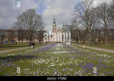 Copenhagen, Danimarca. 29 marzo, 2016. Molla in Danimarca Crocus fiori (krokus blomster)Crucus fiori nel giardino dei Re (kongenshave) farview rosenborg slot il castello di Rosenborg. Credito: Francesco Dean/Alamy Live News Foto Stock