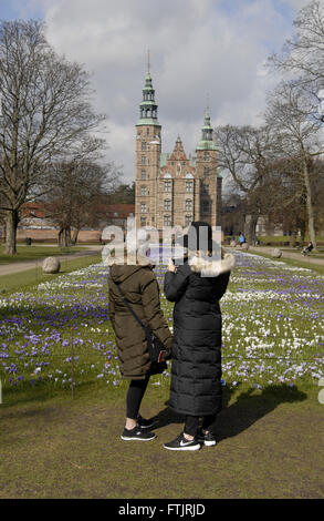 Copenhagen, Danimarca. 29 marzo, 2016. Molla in Danimarca Crocus fiori (krokus blomster)Crucus fiori nel giardino dei Re (kongenshave) farview rosenborg slot il castello di Rosenborg. Credito: Francesco Dean/Alamy Live News Foto Stock