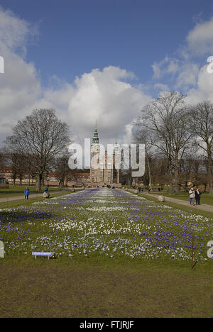 Copenhagen, Danimarca. 29 marzo, 2016. Molla in Danimarca Crocus fiori (krokus blomster)Crucus fiori nel giardino dei Re (kongenshave) farview rosenborg slot il castello di Rosenborg. Credito: Francesco Dean/Alamy Live News Foto Stock