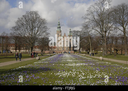 Copenhagen, Danimarca. 29 marzo, 2016. Molla in Danimarca Crocus fiori (krokus blomster)Crucus fiori nel giardino dei Re (kongenshave) farview rosenborg slot il castello di Rosenborg. Credito: Francesco Dean/Alamy Live News Foto Stock