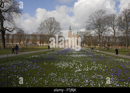 Copenhagen, Danimarca. 29 marzo, 2016. Molla in Danimarca Crocus fiori (krokus blomster)Crucus fiori nel giardino dei Re (kongenshave) farview rosenborg slot il castello di Rosenborg. Credito: Francesco Dean/Alamy Live News Foto Stock