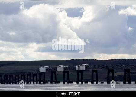 Dundee, Tayside, Scotland, Regno Unito, 29 marzo 2016. Regno Unito: meteo è stato un brillante secco inizia con alcuni buoni incantesimi soleggiato ma girando molto ottuso con heavy rain nuvole in chiusura sul fiume Tay portando luce per moderare le docce oltre a Dundee. La temperatura massima di 11 °C . Questa sera avrà qualche ritardo sunshine come le docce morirà. Una leggera brina è atteso su terra alta. Temperatura minima -1 °C. Credito: Dundee fotografico / Alamy Live News Foto Stock