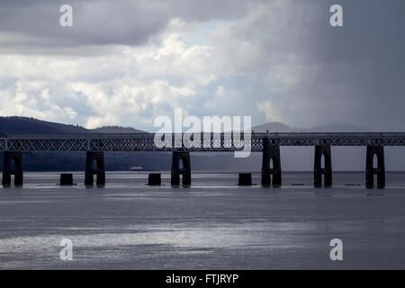 Dundee, Tayside, Scotland, Regno Unito, 29 marzo 2016. Regno Unito: meteo è stato un brillante secco inizia con alcuni buoni incantesimi soleggiato ma girando molto ottuso con heavy rain nuvole in chiusura sul fiume Tay portando luce per moderare le docce oltre a Dundee. La temperatura massima di 11 °C . Questa sera avrà qualche ritardo sunshine come le docce morirà. Una leggera brina è atteso su terra alta. Temperatura minima -1 °C. Credito: Dundee fotografico / Alamy Live News Foto Stock