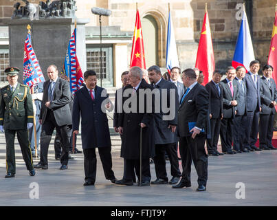 Praga, Repubblica Ceca. 29 Mar, 2016. Il presidente cinese Xi Jinping (3 L) assiste ad una cerimonia di benvenuto dal Presidente Ceco Zeman a Praga e nella Repubblica ceca, 29 marzo 2016. Credito: Wang Ye/Xinhua/Alamy Live News Foto Stock