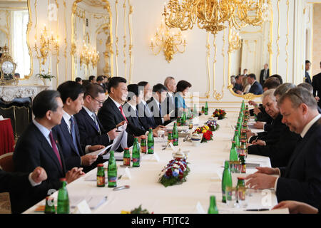 Praga, Repubblica Ceca. 29 Mar, 2016. Il presidente cinese Xi Jinping (4 L) tiene colloqui con il Presidente ceco Zeman (terza R) a Praga e nella Repubblica ceca, 29 marzo 2016. Credit: Lan Hongguang/Xinhua/Alamy Live News Foto Stock