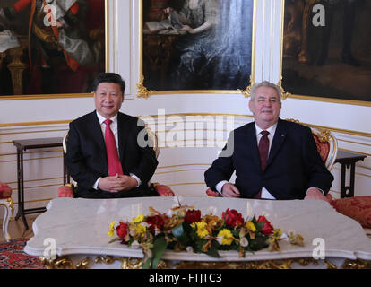 Praga, Repubblica Ceca. 29 Mar, 2016. Il presidente cinese Xi Jinping (L) tiene colloqui con il Presidente ceco Zeman a Praga e nella Repubblica ceca, 29 marzo 2016. Credito: Liu Weibing/Xinhua/Alamy Live News Foto Stock