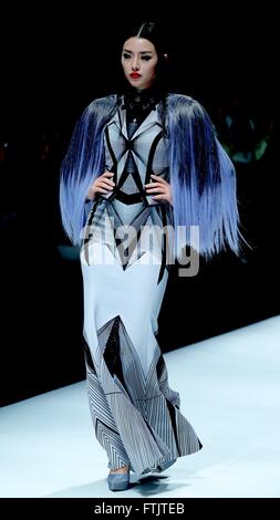 Pechino, Cina. 29 Mar, 2016. Un modello presenta una creazione del designer Hao Jia Cina durante la Fashion Week di Pechino, capitale della Cina, 29 marzo 2016. Credito: Chen Jianli/Xinhua/Alamy Live News Foto Stock