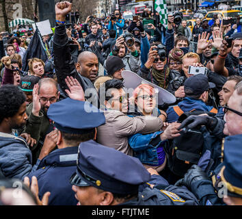 Standoff con il NYPD a 59th e 6th Ave all'anti-Trump rally. Migliaia hanno marciato durante il Rally Anti-Trump attraverso le strade di Manhattan e si sono incontrati con spruzzo di pepe e ci sono stati anche tre fotografi arrestati. (Foto di Michael Nigro / Pacific Stampa) Foto Stock