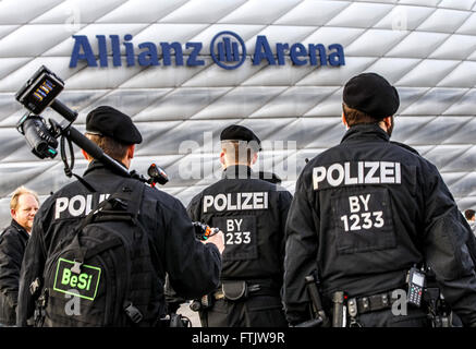 Monaco di Baviera, Germania. 29 Mar, 2016. La polizia guarda l'ingresso dello stadio internazionale per la partita di calcio tra la Germania e l'Italia, nello stadio Allianz Arena di Monaco di Baviera, Germania, 29 marzo 2016. Foto: MARC MUELLER/DPA/Alamy Live News Foto Stock