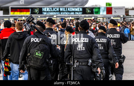 Monaco di Baviera, Germania. 29 Mar, 2016. La polizia guarda l'ingresso dello stadio internazionale per la partita di calcio tra la Germania e l'Italia, nello stadio Allianz Arena di Monaco di Baviera, Germania, 29 marzo 2016. Foto: MARC MUELLER/DPA/Alamy Live News Foto Stock