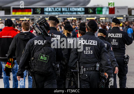 Monaco di Baviera, Germania. 29 Mar, 2016. La polizia guarda l'ingresso dello stadio internazionale per la partita di calcio tra la Germania e l'Italia, nello stadio Allianz Arena di Monaco di Baviera, Germania, 29 marzo 2016. Foto: MARC MUELLER/DPA/Alamy Live News Foto Stock