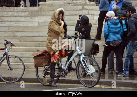 Londra, UK, 29 marzo 2016, giorno di pioggia in Trafalgar Square dopo la tempesta Katie passa. Credito: JOHNNY ARMSTEAD/Alamy Live News Foto Stock