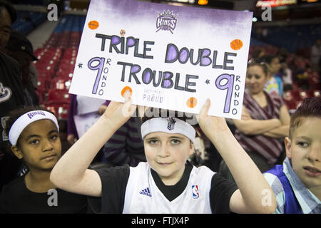 Sacramento, CA, Stati Uniti d'America. 27 Mar, 2016. Dylan Flood, 10, Roseville, può contenere fino a firmare a sostegno del Sacramento Kings guard Rajon Rondo (9) prima del Sacramento Kings partita contro Dallas Mavericks al Sleep Train Arena Domenica Marzo 27, 2016 a Sacramento. © Hector Amezcua/Sacramento Bee/ZUMA filo/Alamy Live News Foto Stock