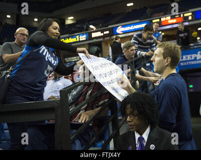 Sacramento, CA, Stati Uniti d'America. 27 Mar, 2016. Jennilyn Mutia, del Sacramento, un Dallas Mavericks ventola ha un segno di poster autografati da Dallas Mavericks avanti Dirk Nowitzki (41) prima che il Sacramento Kings partita contro Dallas Mavericks al Sleep Train Arena Domenica Marzo 27, 2016 a Sacramento. © Hector Amezcua/Sacramento Bee/ZUMA filo/Alamy Live News Foto Stock