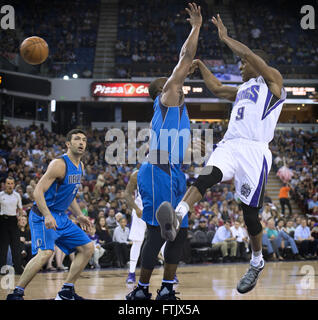 Sacramento, CA, Stati Uniti d'America. 27 Mar, 2016. Sacramento Kings guard Rajon Rondo (9) passa su off con Dallas Mavericks guard Raymond Felton (2) difende. Sacramento Kings contro Dallas Mavericks durante il loro gioco al Sleep Train Arena Domenica Marzo 27, 2016 a Sacramento. © Hector Amezcua/Sacramento Bee/ZUMA filo/Alamy Live News Foto Stock