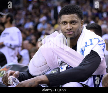 Sacramento, CA, Stati Uniti d'America. 27 Mar, 2016. Sacramento Kings avanti Rudy Gay (8) con l'avvolto spalla destra sul re' banco. Sacramento Kings contro Dallas Mavericks durante il loro gioco al Sleep Train Arena Domenica Marzo 27, 2016 a Sacramento. © Hector Amezcua/Sacramento Bee/ZUMA filo/Alamy Live News Foto Stock