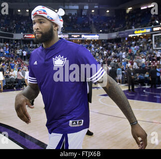 Sacramento, CA, Stati Uniti d'America. 27 Mar, 2016. Sacramento Kings center DeMarcus cugini (15) passeggiate fuori del tribunale dopo il re' enorme vittoria. Sacramento Kings contro Dallas Mavericks durante il loro gioco al Sleep Train Arena Domenica Marzo 27, 2016 a Sacramento. © Hector Amezcua/Sacramento Bee/ZUMA filo/Alamy Live News Foto Stock