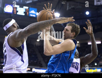 Sacramento, CA, Stati Uniti d'America. 27 Mar, 2016. Dallas Mavericks avanti Dirk Nowitzki (41) è imbrattata di Sacramento Kings center DeMarcus cugini (15) nel terzo trimestre l'azione. Sacramento Kings contro Dallas Mavericks durante il loro gioco al Sleep Train Arena Domenica Marzo 27, 2016 a Sacramento. © Hector Amezcua/Sacramento Bee/ZUMA filo/Alamy Live News Foto Stock