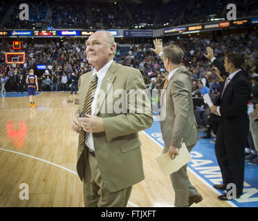 Sacramento, CA, Stati Uniti d'America. 25 Mar, 2016. Sacramento Kings head coach George Karl passeggiate fuori dalla Corte dopo che il suo team di vittoria contro i Phoenix Suns al Sleep Train Arena Venerdì, Marzo 25, 2016 a Sacramento. © Hector Amezcua/Sacramento Bee/ZUMA filo/Alamy Live News Foto Stock