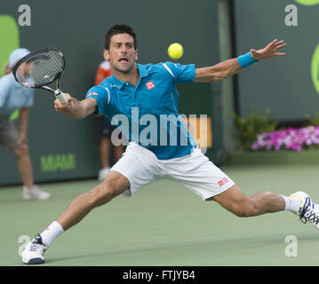 Key Biscayne, FL, Stati Uniti d'America. 29 Mar, 2016. Key Biscayne, FL - MARZO 29: Novak Djokovic (SRB) in azione qui sconfigge Dominic Thiem(AUT) 63 64 al 2016 Miami apre al Crandon Centro Tennis di Key Biscayne Florida. Credito: Andrea, Patrono/ZUMA filo/Alamy Live News Foto Stock