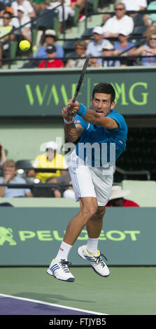 Key Biscayne, FL, Stati Uniti d'America. 29 Mar, 2016. Key Biscayne, FL - MARZO 29: Novak Djokovic (SRB) in azione qui sconfigge Dominic Thiem(AUT) 63 64 al 2016 Miami apre al Crandon Centro Tennis di Key Biscayne Florida. Credito: Andrea, Patrono/ZUMA filo/Alamy Live News Foto Stock