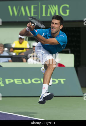 Key Biscayne, FL, Stati Uniti d'America. 29 Mar, 2016. Key Biscayne, FL - MARZO 29: Novak Djokovic (SRB) in azione qui sconfigge Dominic Thiem(AUT) 63 64 al 2016 Miami apre al Crandon Centro Tennis di Key Biscayne Florida. Credito: Andrea, Patrono/ZUMA filo/Alamy Live News Foto Stock