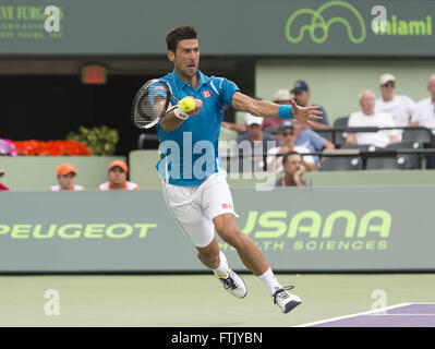 Key Biscayne, FL, Stati Uniti d'America. 29 Mar, 2016. Key Biscayne, FL - MARZO 29: Novak Djokovic (SRB) in azione qui sconfigge Dominic Thiem(AUT) 63 64 al 2016 Miami apre al Crandon Centro Tennis di Key Biscayne Florida. Credito: Andrea, Patrono/ZUMA filo/Alamy Live News Foto Stock