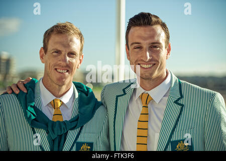 Sydney, Australia. 30 Mar, 2016. Ken Wallace (L), canoa Sprint medaglia olimpica e Josh Dunkley-Smith (R), canottaggio medaglia olimpica rappresentano nel loro Australia cerimonia di apertura uniformi durante il 2016 australiano del team olimpico uniforme di lancio ufficiale del marzo 30, 2016 a Sydney, in Australia. Credito: Hugh Peterswald/Pacific Press/Alamy Live News Foto Stock