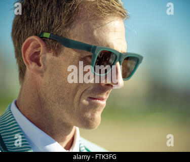 Sydney, Australia. 30 Mar, 2016. Ken Wallace, canoa Sprint medaglia olimpica pone nella sua Australia cerimonia di apertura uniformi durante il 2016 australiano del team olimpico uniforme di lancio ufficiale del marzo 30, 2016 a Sydney, in Australia. Credito: Hugh Peterswald/Pacific Press/Alamy Live News Foto Stock