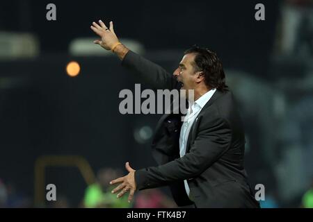 Barinas, Venezuela. 29 Mar, 2016. Cile del capo allenatore Juan Antonio Pizzi reagisce durante la Russia 2018 della Coppa del Mondo FIFA Sud America il qualificatore contro il Venezuela, a Agustin Tovar Stadium, in Barinas, Venezuela, il 29 marzo 2016. Il Cile ha vinto 4-1. © ANFP/Xinhua/Alamy Live News Foto Stock