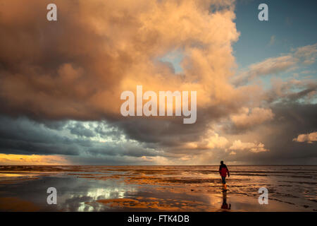 Cumulus nubi e riflessioni sulla spiaggia a Southport, Merseyside, Regno Unito. Il 30 marzo, 2016. Regno Unito Meteo. Drammatico tramonto sul mare irlandese. Foto Stock