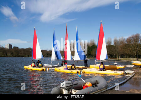 Il torneo di Wimbledon di Londra, Regno Unito. Il 30 marzo 2016. Regno Unito: Meteo vele colorate sollevarsi contro un cielo blu su una soleggiata giornata di primavera nel Parco di Wimbledon di credito: amer ghazzal/Alamy Live News Foto Stock