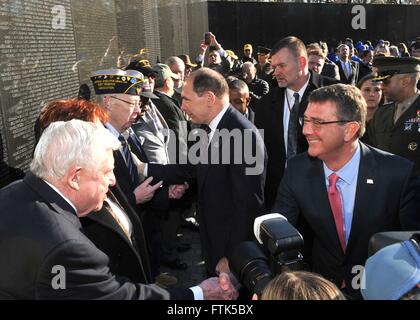 Washington, DC, Stati Uniti d'America. 29 marzo, 2016. Stati Uniti Il Segretario della Difesa Ashton Carter, destra e Segretario della Veterans Affairs Robert McDonald salutare i veterani nel corso di una cerimonia presso il Memoriale dei Veterani del Vietnam in occasione del cinquantesimo Vietnam Veterans giorno Marzo 29, 2016 a Washington, DC. Credito: Planetpix/Alamy Live News Foto Stock