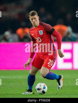 Berlino, Germania. 26 Mar, 2016. L'Inghilterra del Ross Barkley in azione durante l'amichevole internazionale partita di calcio tra Germania e Inghilterra all'Olympiastadion di Berlino, Germania, 26 marzo 2016. Foto: THOMAS EISENHUTH/dpa - nessun filo SERVICE -/dpa/Alamy Live News Foto Stock