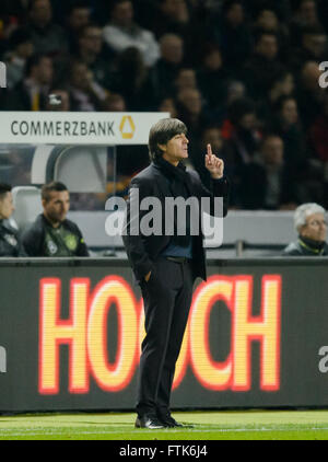 Berlino, Germania. 26 Mar, 2016. La Germania capo allenatore Joachim Loew reagisce durante l'amichevole internazionale partita di calcio tra Germania e Inghilterra all'Olympiastadion di Berlino, Germania, 26 marzo 2016. Foto: THOMAS EISENHUTH/dpa - nessun filo SERVICE -/dpa/Alamy Live News Foto Stock