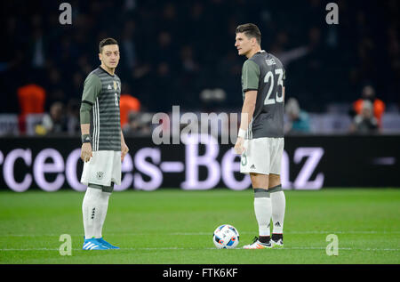 Berlino, Germania. 26 Mar, 2016. La Germania Mario Gomez (R) e Mesut Oezil durante l'amichevole internazionale partita di calcio tra Germania e Inghilterra all'Olympiastadion di Berlino, Germania, 26 marzo 2016. Foto: THOMAS EISENHUTH/dpa - nessun filo SERVICE -/dpa/Alamy Live News Foto Stock