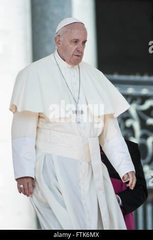 Città del Vaticano il Vaticano. 30 Mar, 2016. Papa Francesco tiene Udienza Generale in Piazza San Pietro nella Città del Vaticano il Vaticano il 30 marzo 2016. "Dio è più grande di tutti i peccati che si possono commettere! Dio è più grande del nostro peccato!" Nel suo commento in italiano - ha detto il Papa - la misericordia infinita di Dio cancella i nostri peccati come il dry cleaner elimina le macchie dai nostri vestiti. Credito: PACIFIC PRESS/Alamy Live News Foto Stock