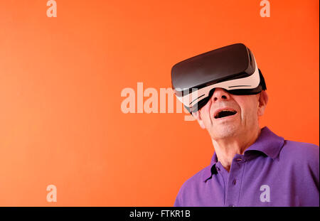 La realtà virtuale auricolare indossati da uomo senior Foto Stock