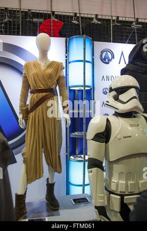 WONDERCON: Los Angeles Convention Center, 25 Marzo 27, 2016. Schermo costume esatte repliche in mostra presso lo stand Anovos. Foto Stock