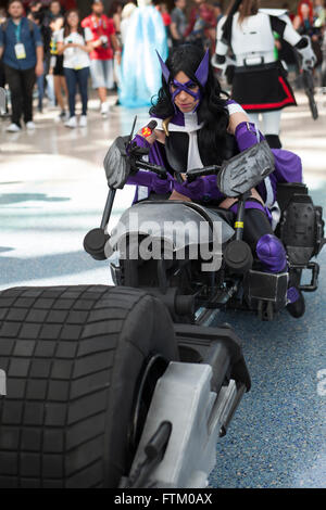WONDERCON: Los Angeles Convention Center, 25 marzo thru 27, 2016. Cosplayer vestito come Batgirl in sella a una replica del Batcycle. Foto Stock