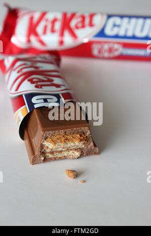 Chunky Kit-Kat sul display con sfondo bianco. Foto Stock