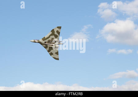 L'Avro Vulcan Bomber di eseguire una visualizzazione in chiaro cielo blu di completare il suo ultimo volo Foto Stock