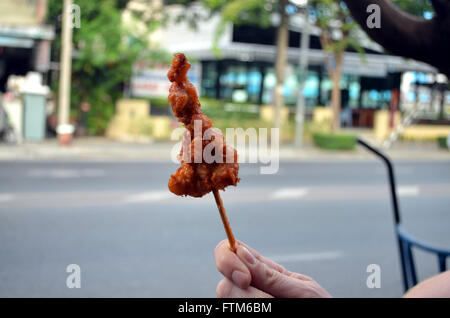 Saté carne di pollo su un bastone in Asia in un mercato di strada Foto Stock