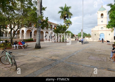 Vinales, Cuba . 25 gennaio 2016: la gente parlare in seduta sulle panchine a Vinales, una piccola città e comune nel nord ce Foto Stock