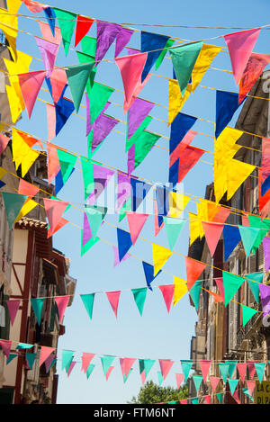 Ghirlande colorate decorare le strade della città di Bayonne durante il festival estivo (fetes de Bayonne) nel mese di agosto Foto Stock