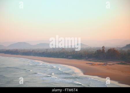 Bellissimo paesaggio di mattina con il mare e le montagne. Gokarna, India Foto Stock