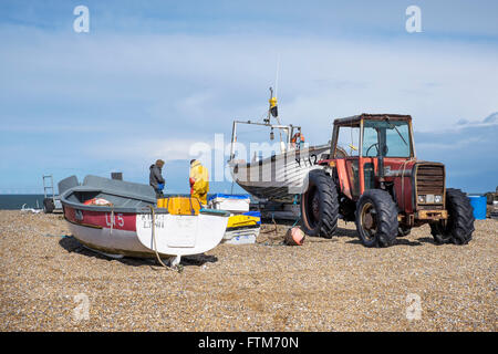 Granchi e aragoste preparare i pescatori a pescare sulla spiaggia a Cley accanto al mare, Norfolk, Inghilterra, Regno Unito Foto Stock